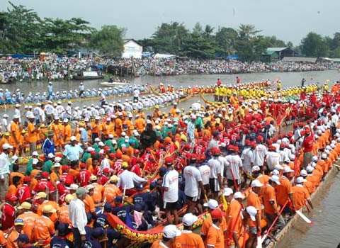 เทศกาลแข่งเรือ  Ngo ของชนเผ่าเขมรในจังหวัด Soc Trang   - ảnh 1