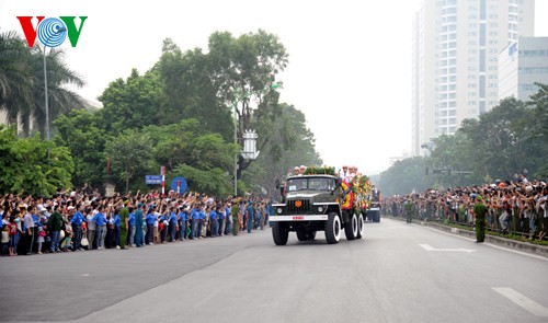 ชาวเวียดนามร่วมอาลัยในพิธีศพพลเอกหวอเงวียนย้าป - ảnh 6