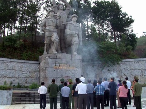 รองประธานรัฐสภาต่องทิฟ้องไปวางพวงมาลาที่อนุสาวรีย์ทหารพลีชีพจังหวัดเซินลา - ảnh 1