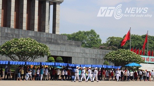 ประชาชนทั่วประเทศต้อนรับตรุษเต๊ตประเพณีอย่างสนุกสนานรื่นเริง - ảnh 1