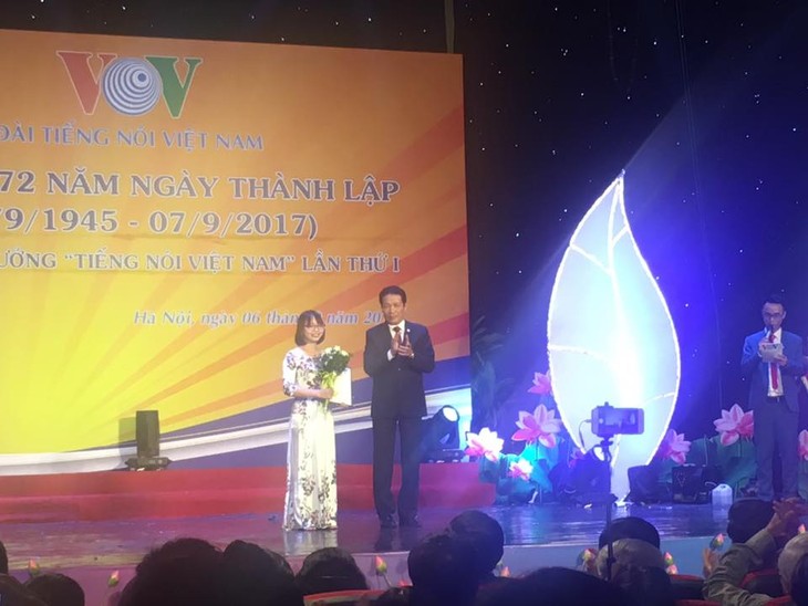 รางวัล “Tieng noi Viet Nam” ยกย่องผู้สื่อข่าวที่ทำงานด้านการกระจายเสียง - ảnh 2