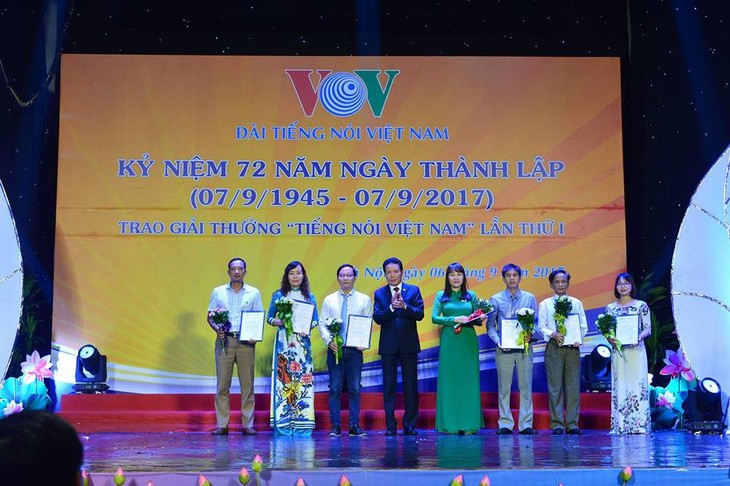 รางวัล “Tieng noi Viet Nam” ยกย่องผู้สื่อข่าวที่ทำงานด้านการกระจายเสียง - ảnh 1