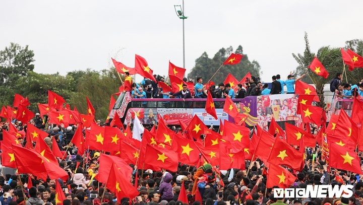 ประชาชนและแฟนบอลเวียดนามร่วมฉลองต้อนรับทีมฟุตบอลยู-23 - ảnh 1