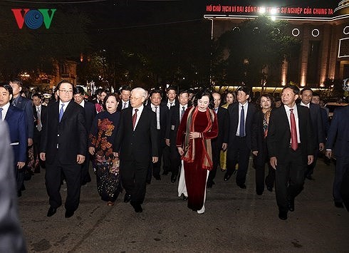 เลขาธิการใหญ่พรรคเหงวียนฟู้จ่องจุดธูปสักการะ ณ อนุสาวรีย์กษัตริย์ลี้ท้ายโต๋ - ảnh 1