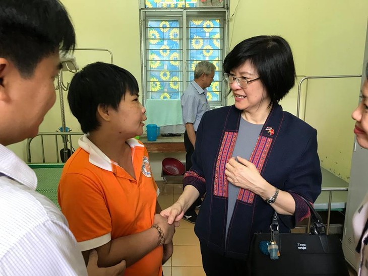 สถานทูตไทยมอบของขวัญและเงินช่วยเหลือแก่ศูนย์เลี้ยงดูผู้ประสบภัยสารไดออกซิน กรุงฮานอย - ảnh 2