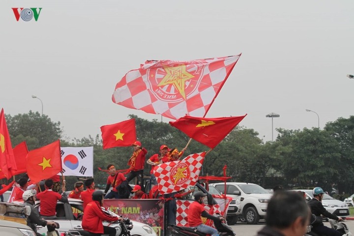 บรรยากาศก่อนการแข่งขันนัดสุดท้ายรอบชิงถ้วย ซูซูกิคัพ ณ สนามกีฬาหมีดิ่ง กรุงฮานอย - ảnh 3