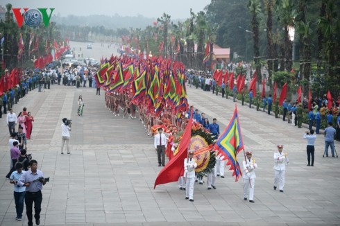 งานบวงสรวงบรรพกษัตริย์หุ่งมีขึ้นอย่างสมเกียรติ ณ วิหารหุ่งและในท้องถิ่นต่างๆทั่วประเทศ - ảnh 2