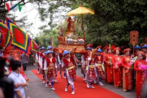 งานบวงสรวงบรรพกษัตริย์หุ่งมีขึ้นอย่างสมเกียรติ ณ วิหารหุ่งและในท้องถิ่นต่างๆทั่วประเทศ - ảnh 3