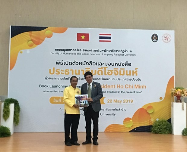 พิธีมอบหนังสือเกี่ยวกับประธานโฮจิมินห์ ณ มหาวิทยาลัยราชภัฏลำปาง - ảnh 1