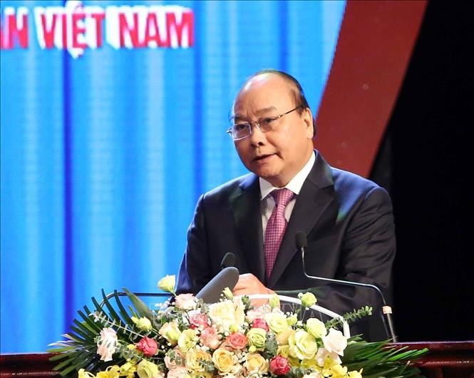 นายกรัฐมนตรีร่วมพิธีรำลึกครบรอบ90ปีวันก่อตั้งสหภาพแรงงานเวียดนาม - ảnh 1