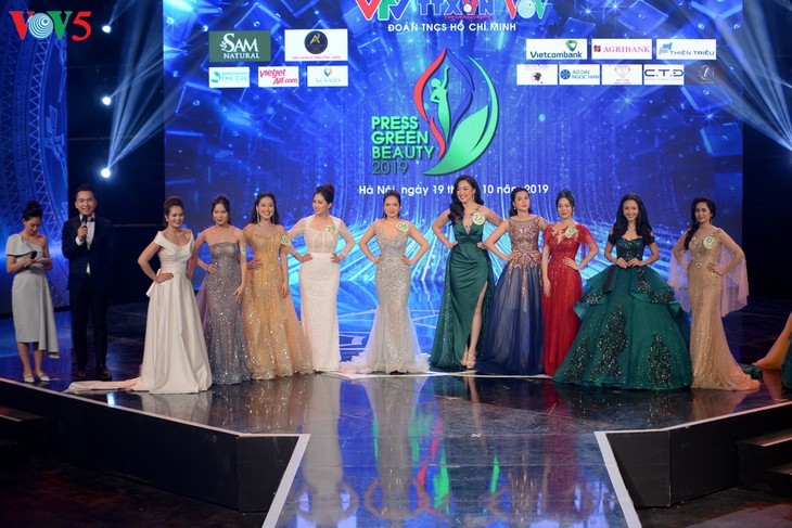 นักข่าวจากสถานีโทรทัศน์เวียดนามคว้ามงกุฎในการประกวด Press Green Beauty 2019 - ảnh 19