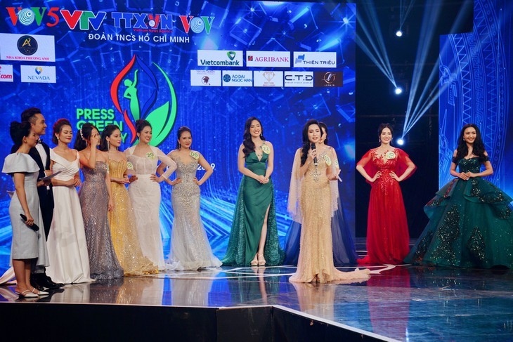 นักข่าวจากสถานีโทรทัศน์เวียดนามคว้ามงกุฎในการประกวด Press Green Beauty 2019 - ảnh 20