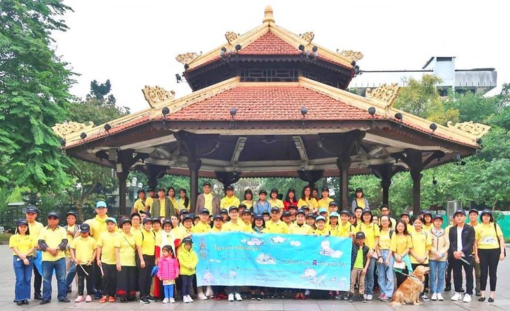 ภาพกิจกรรมจิตอาสาทำความสะอาดบริเวณสระหว่านเกี๋ยมของชุมชนชาวไทยในกรุงฮานอย - ảnh 1