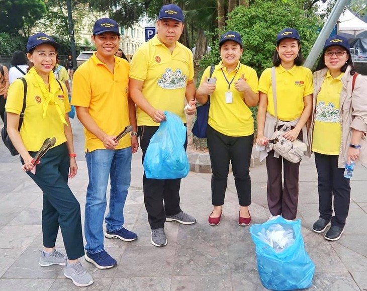 ภาพกิจกรรมจิตอาสาทำความสะอาดบริเวณสระหว่านเกี๋ยมของชุมชนชาวไทยในกรุงฮานอย - ảnh 7