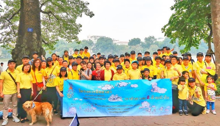 ภาพกิจกรรมจิตอาสาทำความสะอาดบริเวณสระหว่านเกี๋ยมของชุมชนชาวไทยในกรุงฮานอย - ảnh 8