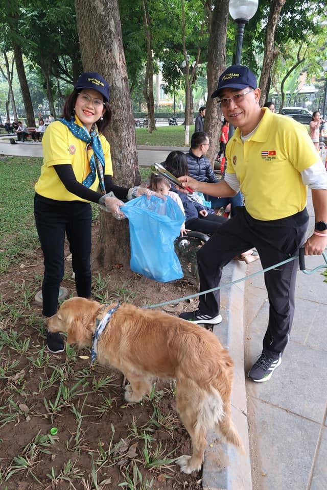 ภาพกิจกรรมจิตอาสาทำความสะอาดบริเวณสระหว่านเกี๋ยมของชุมชนชาวไทยในกรุงฮานอย - ảnh 3