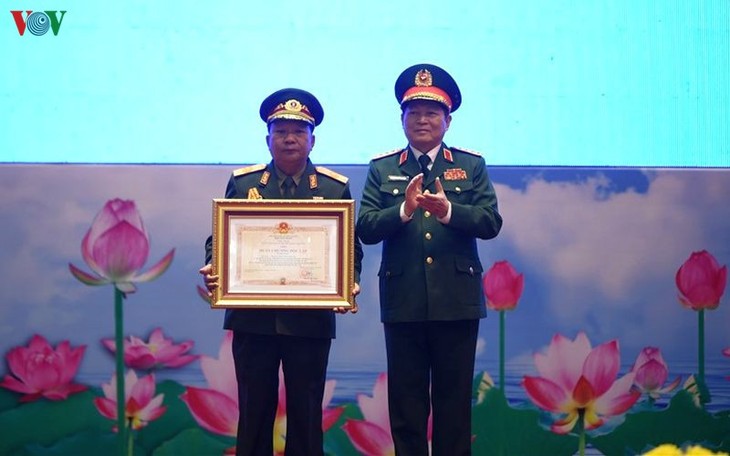 พิธีมอบเหรียญอิสริยาภรณ์แห่งรัฐเวียดนาม-ลาว - ảnh 1