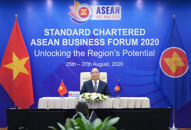 นายกรัฐมนตรี เหงียนซวนฟุก เข้าร่วมฟอรั่มธุรกิจASEAN Standard Chartered 2020 - ảnh 1