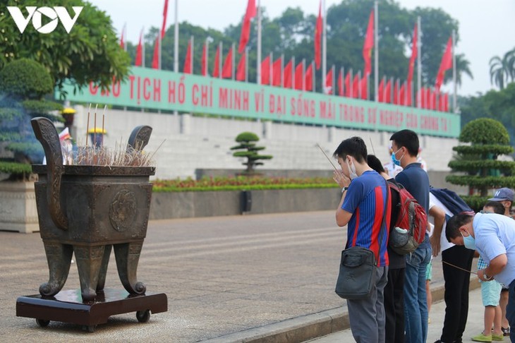 บรรยากาศพิธีเคารพธงชาติ ณ จตุรัส บาดิ่งห์ กรุงฮานอยในเช้าวันที่ 2กันยายน - ảnh 11