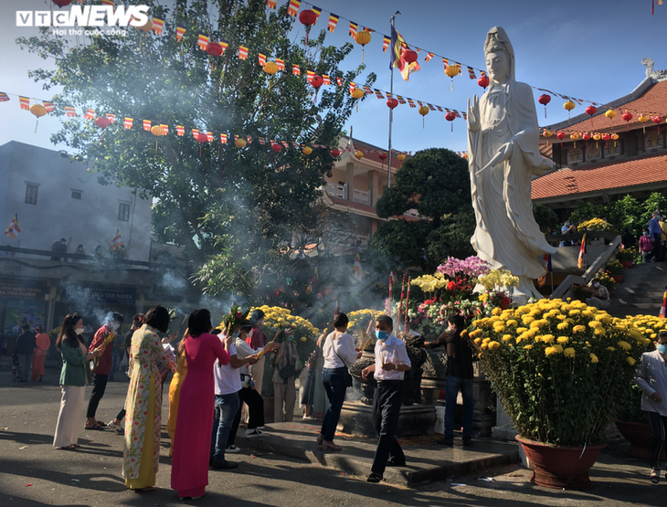 ประชาชนทั่วประเทศต้อนรับปีใหม่ประเพณีด้วยความคาดหวังที่สดใส - ảnh 1