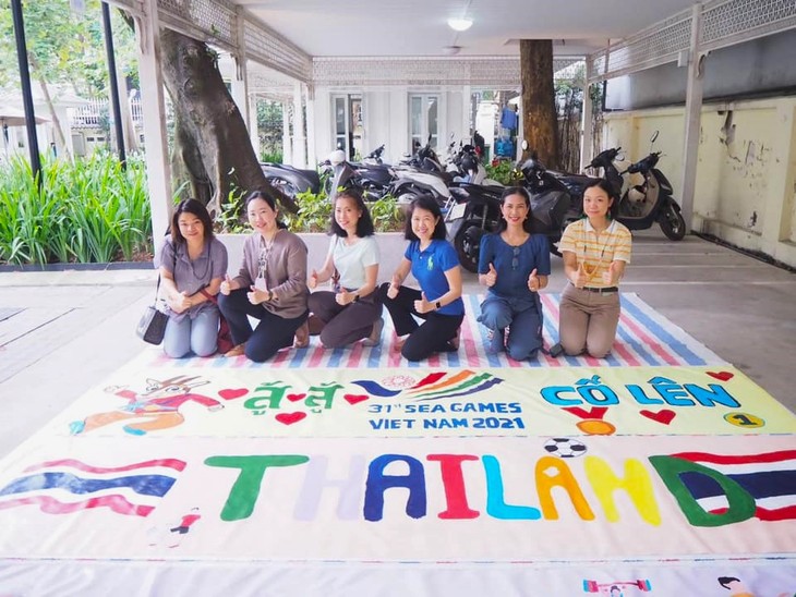 สถานเอกอัครราชทูตไทย ณ กรุงฮานอย จัดกิจกรรม “รวมพลังใจพี่น้องไทย-เวียดนาม สานสัมพันธ์ซีเกมส์”  - ảnh 12