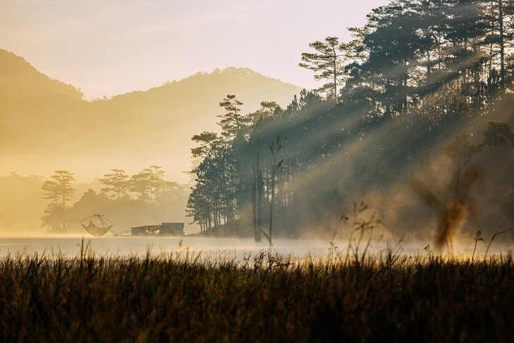 ความสวยงามของทะเลสาบเตวี่ยนเลิมในเมืองดาลัด - ảnh 5