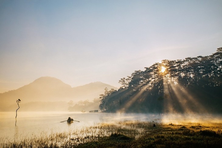 ความสวยงามของทะเลสาบเตวี่ยนเลิมในเมืองดาลัด - ảnh 10