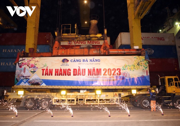 ท่าเรือดานังต้อนรับเรือลำแรกของปีแมว 2023  - ảnh 1