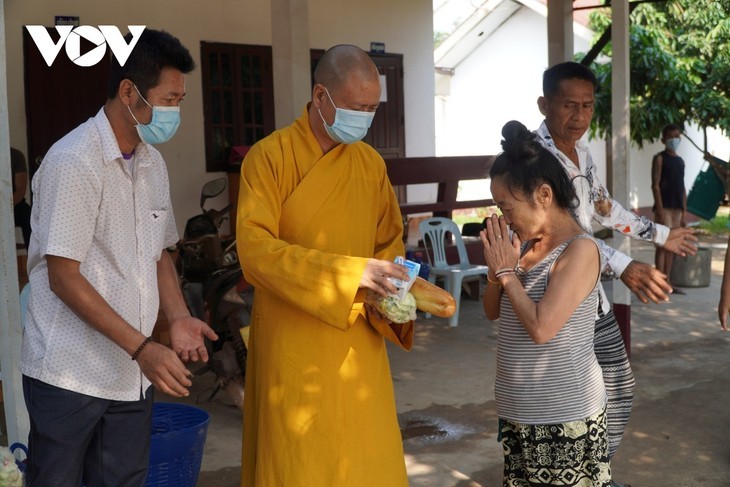 ชุมชนชาวเวียดนามในลาวสืบสานและอนุรักษ์ประเพณี “รักคนอื่นเหมือนรักตนเอง” - ảnh 2