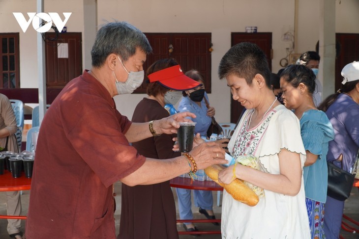 ชุมชนชาวเวียดนามในลาวสืบสานและอนุรักษ์ประเพณี “รักคนอื่นเหมือนรักตนเอง” - ảnh 1