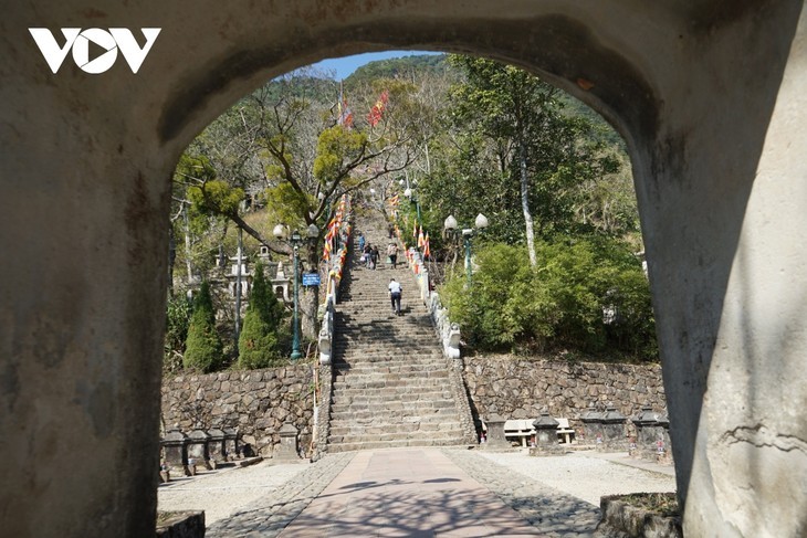 เขตโบราณสถานทางประวัติศาสตร์และทัศนียภาพปูชนียสถานเอียนตื๋อในยามวสันต์ - ảnh 4