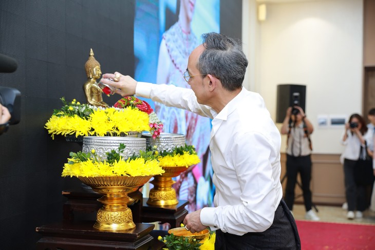 งานประเพณีสงกรานต์นำวัฒนธรรมไทยสร้างความเชื่อมโยงกับเยาวชนเวียดนาม - ảnh 3