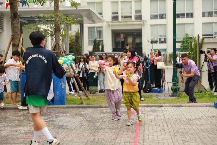 งานประเพณีสงกรานต์นำวัฒนธรรมไทยสร้างความเชื่อมโยงกับเยาวชนเวียดนาม - ảnh 10