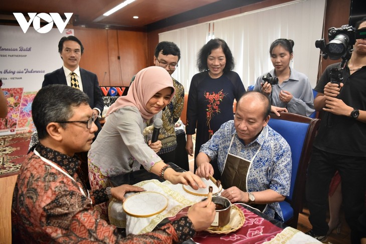 สมาคมมิตรภาพเวียดนาม-อินโดนีเซีย ส่งเสริมการแลกเปลี่ยนด้านวัฒนธรรมระหว่างสองประเทศ - ảnh 1