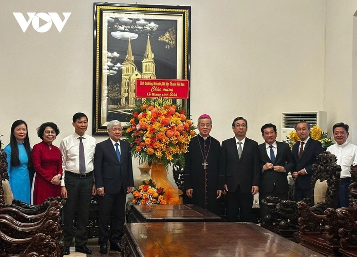 ประธานแนวร่วมปิตุภูมิเวียดนาม โด๋วันเจี๊ยน ลงพื้นที่อวยพรชาวคริสต์ในโอกาสวันคริสต์มาส - ảnh 1