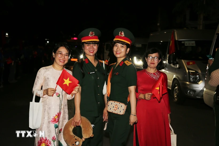 ขบวนรถไฟพิเศษบรรทุกทหารเกียรติยศเข้าร่วมขบวนพาเหรดฉลองครบรอบ 50 ปีการรวมชาติ - ảnh 1