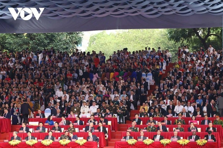 พิธีเฉลิมฉลองและขบวนพาเหรดแห่งชาติในโอกาสครบรอบ 50ปี วันปลดปล่อยภาคใต้ รวมประเทศเป็นเอกภาพ - ảnh 1