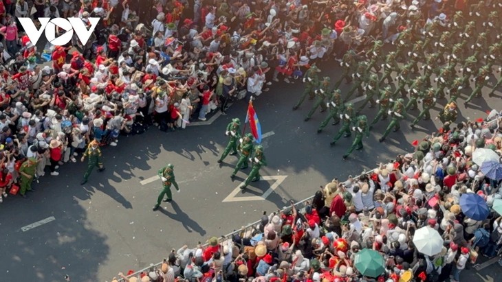 พิธีเฉลิมฉลองและขบวนพาเหรดแห่งชาติในโอกาสครบรอบ 50ปี วันปลดปล่อยภาคใต้ รวมประเทศเป็นเอกภาพ - ảnh 6