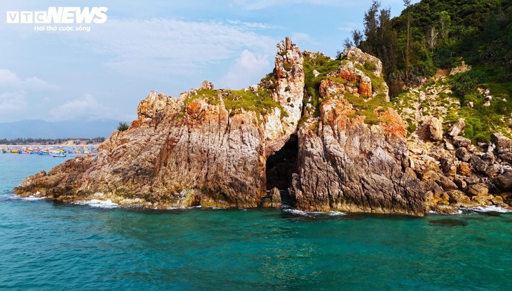 ความสวยงามทางธรรมชาติและเรื่องราวอันลึกลับของแหลม วีโหร่ง ในจังหวัดบิ่งดิ่ง - ảnh 3