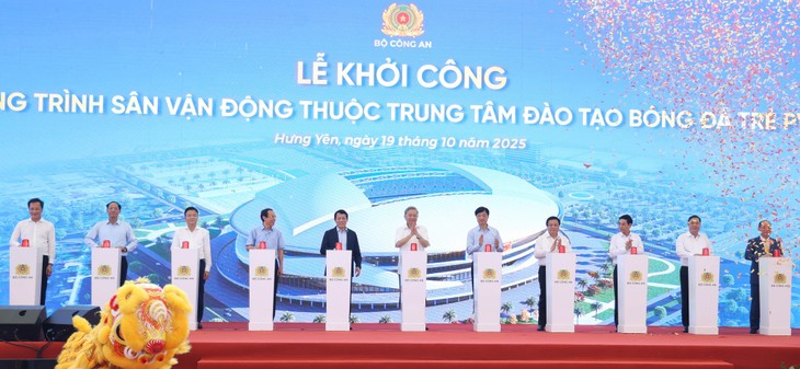 วางศิลาฤกษ์สนามกีฬาขนาด 60,000 ที่นั่ง ณ จังหวัดฮึงเอียน - ảnh 1