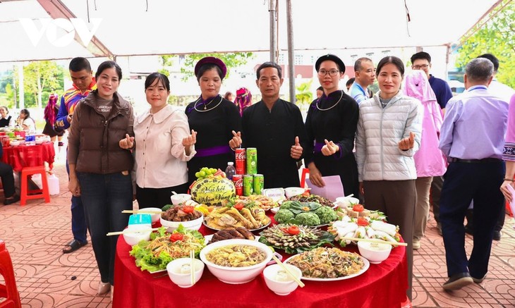 งานฉลองฤดูเก็บเกี่ยวข้าวใหม่ เทศกาลแห่งทุ่งรวงทองอันครึกครื้น ณ เขตชายแดนจังหวัดกว๋างนิง - ảnh 2