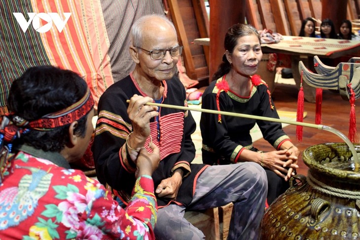 พิธีขึ้นบ้านใหม่ที่เป็นเอกลักษณ์ของชาวเอเดในจังหวัดดั๊กลัก - ảnh 2