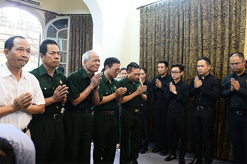 People waiting to pay tribute to General Vo Nguyen Giap  - ảnh 10