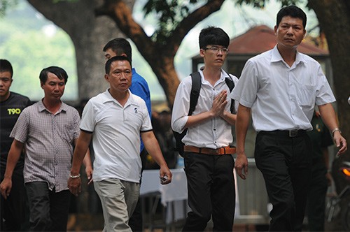 People waiting to pay tribute to General Vo Nguyen Giap  - ảnh 2