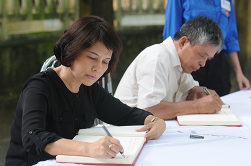 People waiting to pay tribute to General Vo Nguyen Giap  - ảnh 12