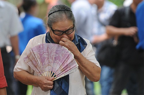 People waiting to pay tribute to General Vo Nguyen Giap  - ảnh 4