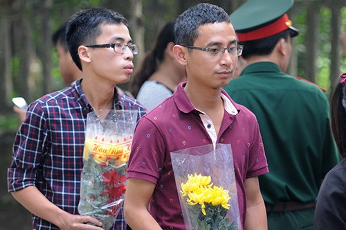 People waiting to pay tribute to General Vo Nguyen Giap  - ảnh 13