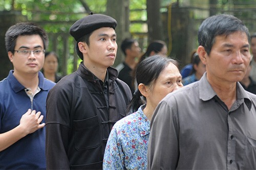 People waiting to pay tribute to General Vo Nguyen Giap  - ảnh 6