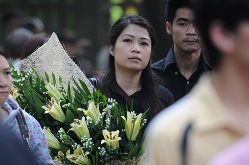 People waiting to pay tribute to General Vo Nguyen Giap  - ảnh 14