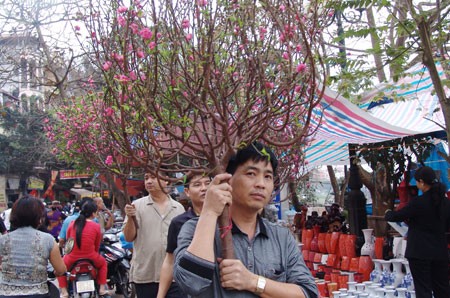 Hanoians ahead of the New Year’s Eve  - ảnh 6